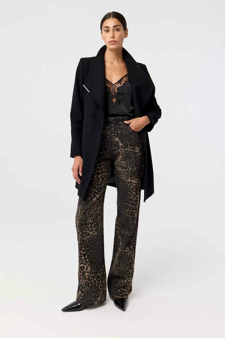 Pantalón de jean tiro alto con pierna ancha y estampa leopardo de cinco bolsillos de Markova en Pantalones para argentina