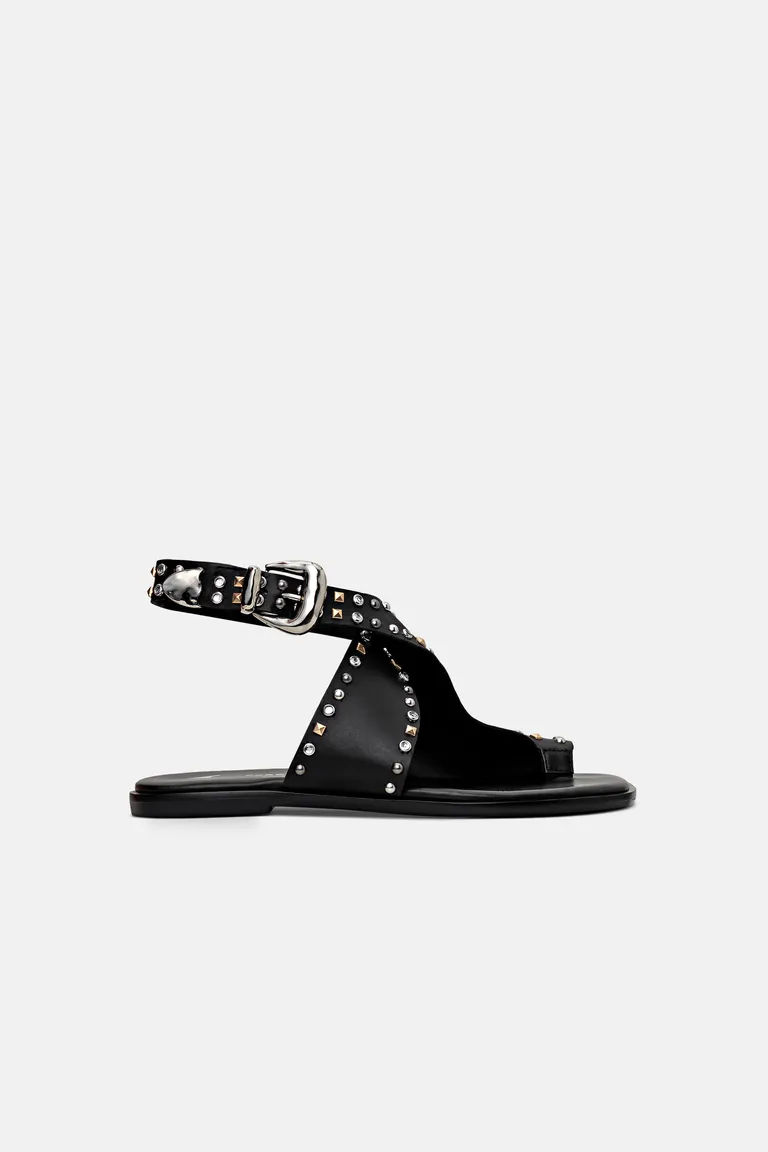 Sandalias bajas estilo cruzado con tachas en los bordes de Justaosadia en Sandalias para argentina