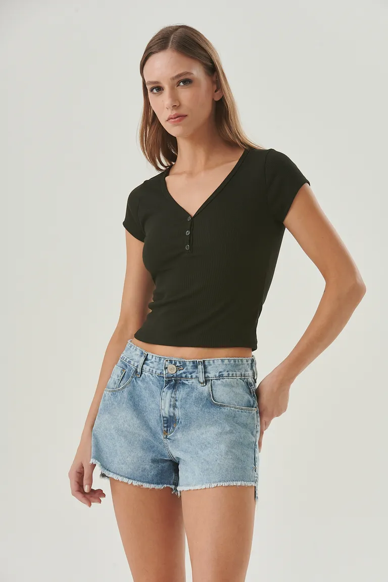 Remera con escote en V y botones decorativos para un estilo femenino y versátil de Sweet en Remeras para argentina