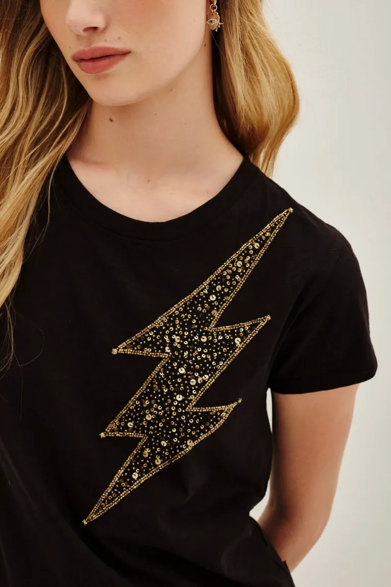 Remera de corte clásico con manga corta, escote redondo y detalle de rayo bordado en el frente de Rapsodia en Remeras para argentina