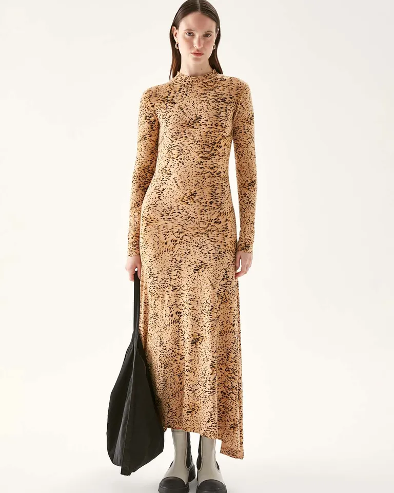 Vestido largo entallado de cuello polera con mangas largas y ruedo irregular de Furzai en Vestidos para argentina