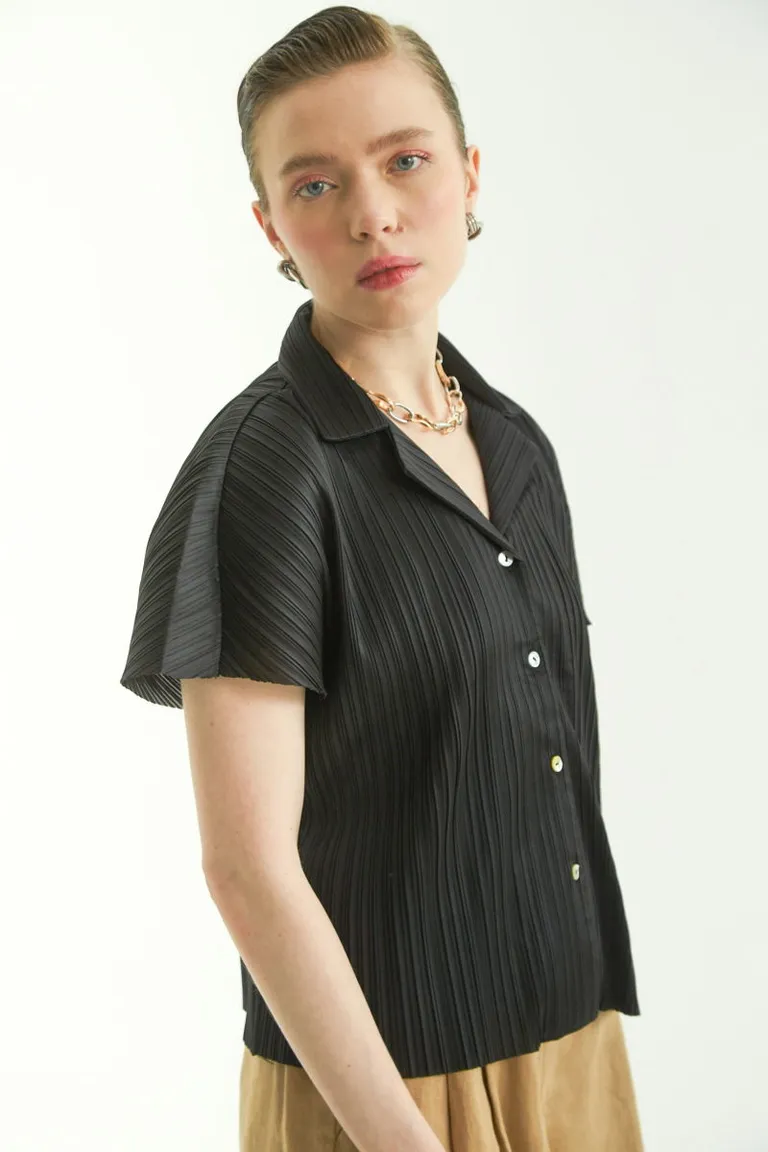 Camisa plisada de manga corta con detalles de perla en escote en V de Las Pepas en Camisas para argentina