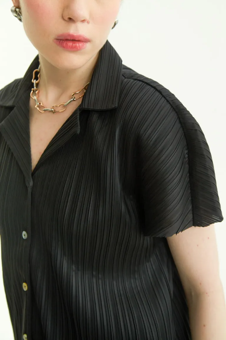 Camisa plisada de manga corta con detalles de perla en escote en V de Las Pepas en Camisas para argentina