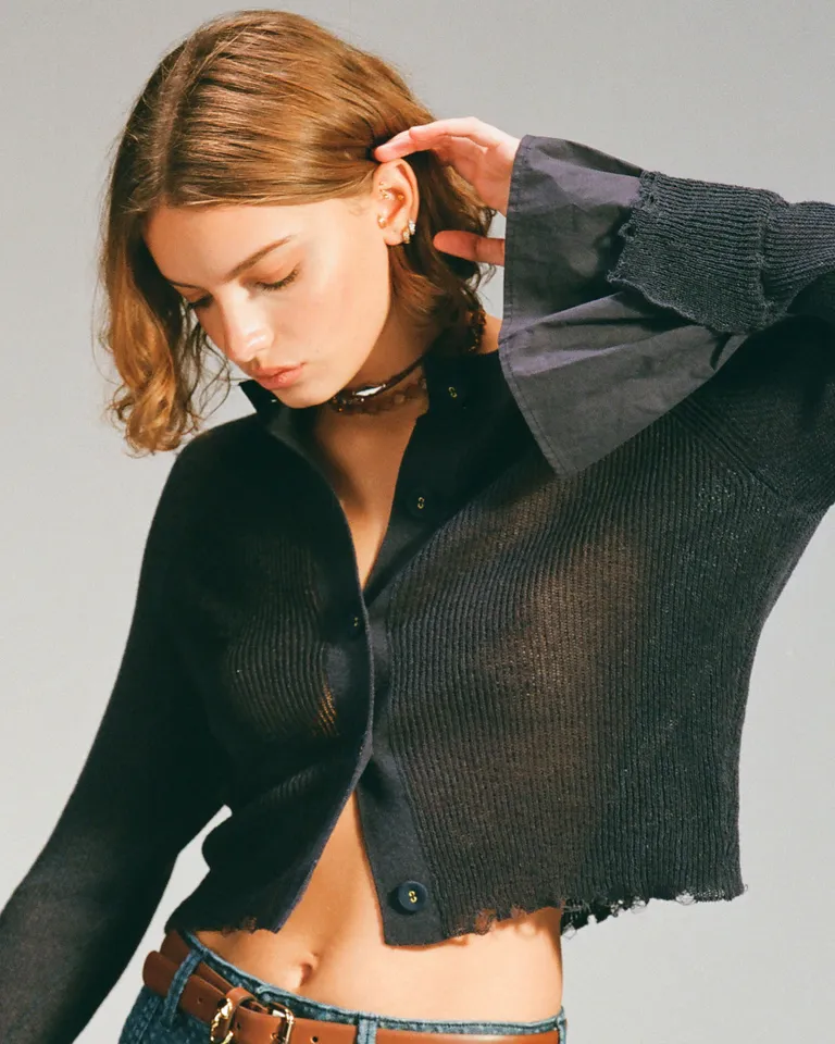 Cardigan de punto negro con mangas campana de Jazmin Chebar en Buzos y Sweaters para argentina