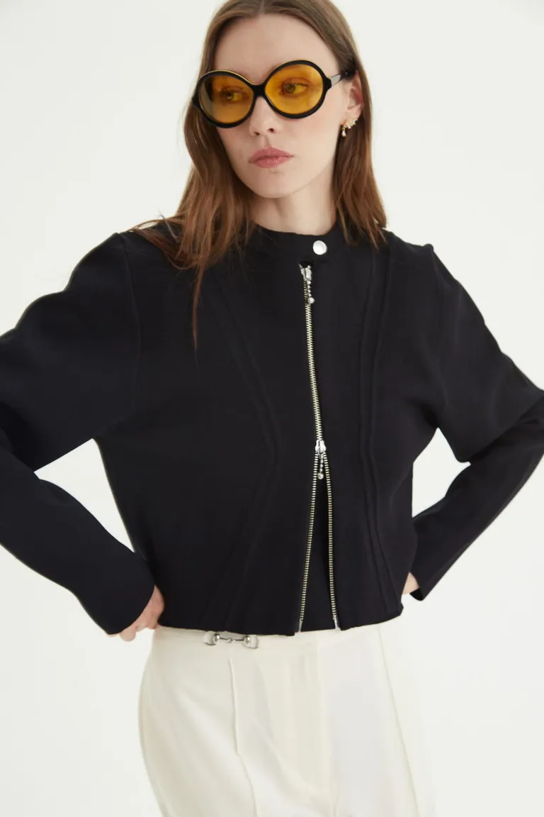 Campera bomber de cuello mao con cierre frontal de doble camino y diseño estructurado de Las Pepas en Chaquetas para argentina