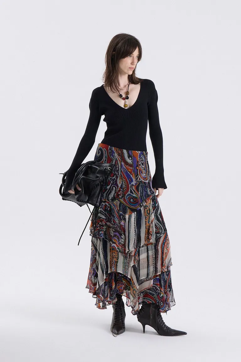 Vestido largo con estampado integral, falda con volados y diseño fluido de corte clásico de Maria Cher en Vestidos para argentina