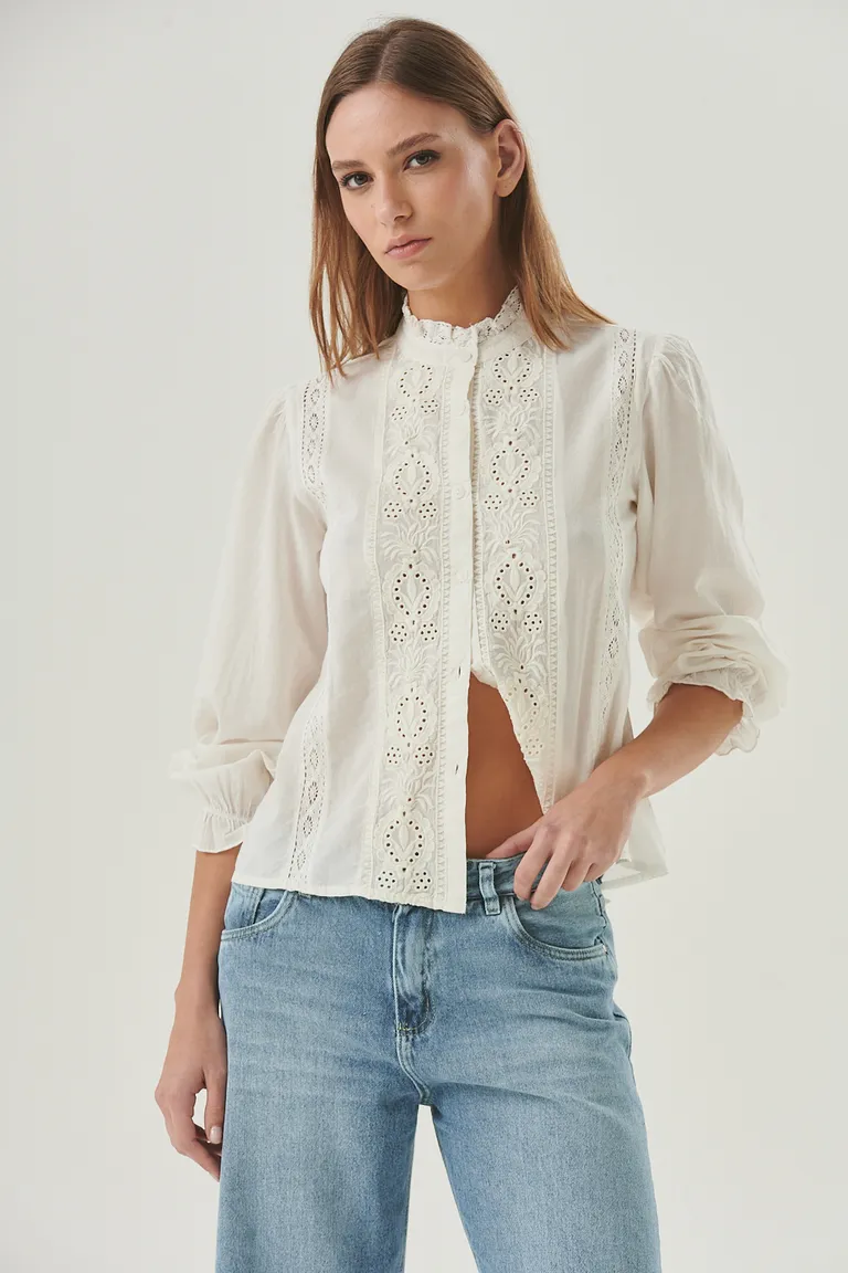 Camisa blanca con bordado de broderie, un diseño femenino y romántico de Sweet en Camisas para argentina