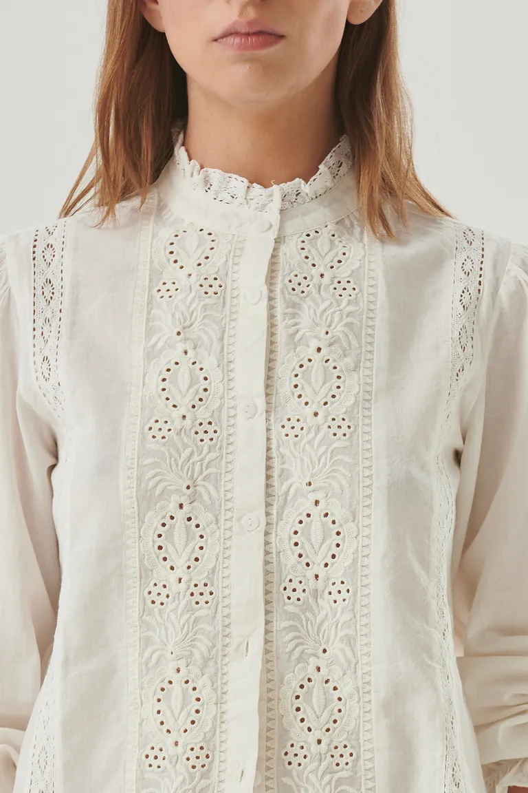 Camisa blanca con bordado de broderie, un diseño femenino y romántico de Sweet en Camisas para argentina