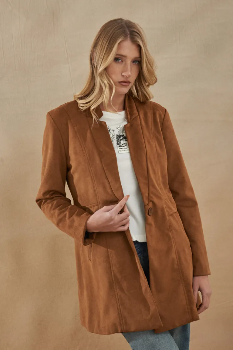 Chaqueta de gamuza en tono marrón, diseño clásico y elegante para mujer de Apricot en Chaquetas para argentina