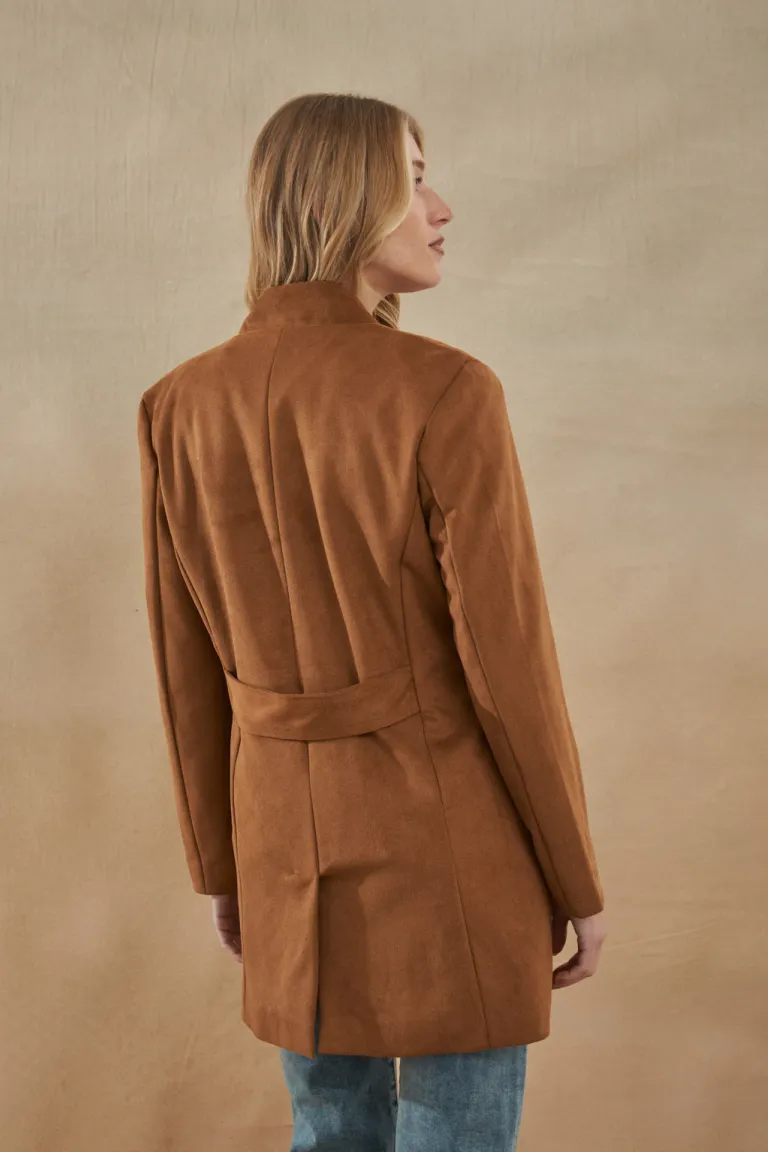 Chaqueta de gamuza en tono marrón, diseño clásico y elegante para mujer de Apricot en Chaquetas para argentina