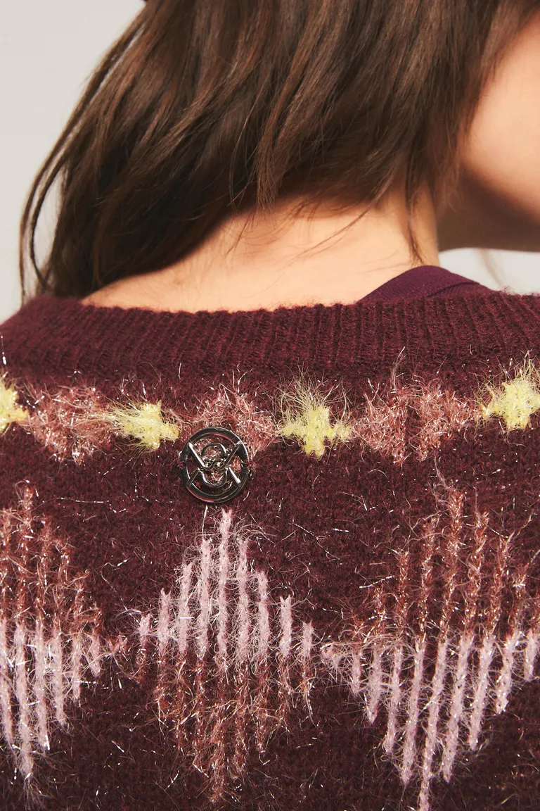 Cardigan con cierre frontal, diseño jacquard de estrellas y figuras geométricas, calce oversized y terminaciones en rib de Kosiuko en Buzos y Sweaters para argentina