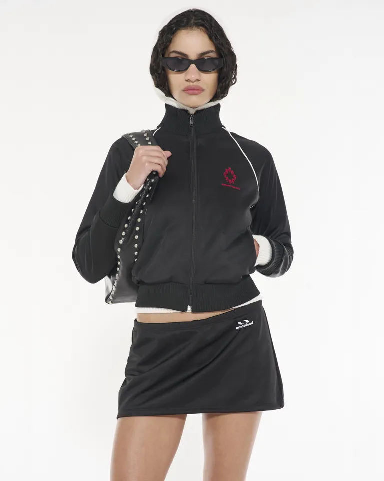 Chaqueta de mujer con cierre frontal y bolsillos en un diseño sobrio y elegante de Ay Not Dead en Chaquetas para argentina