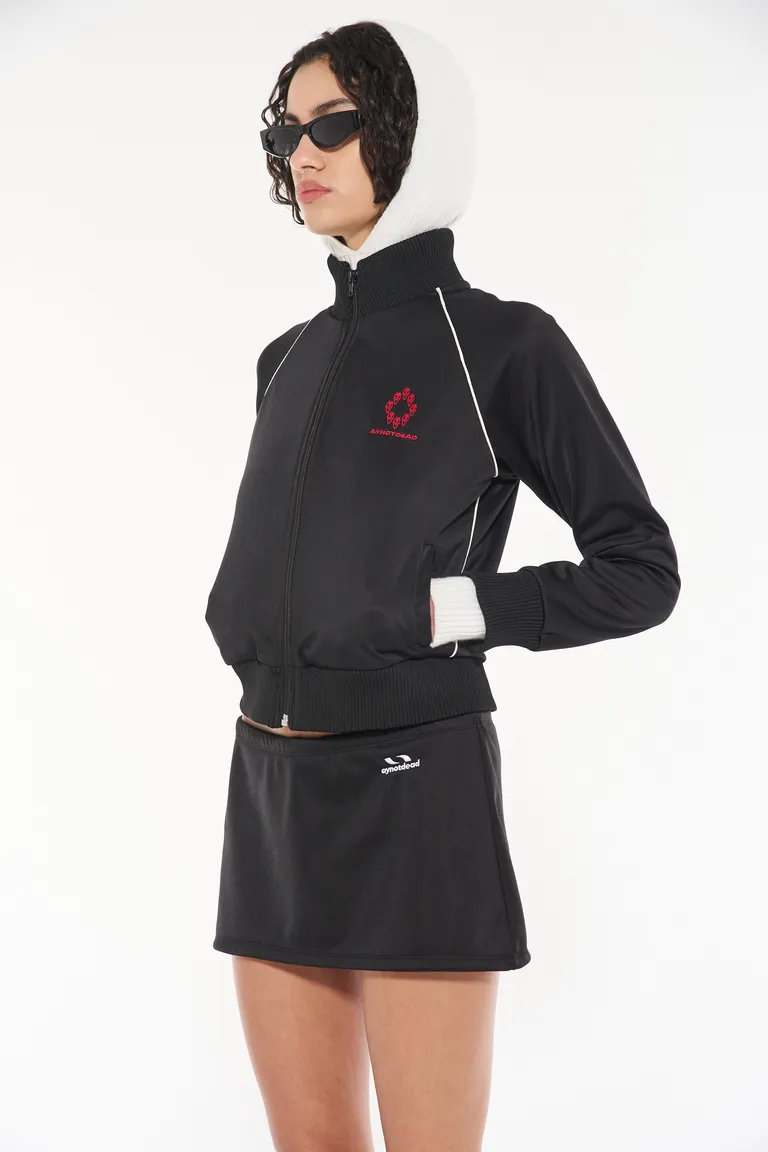 Chaqueta de mujer con cierre frontal y bolsillos en un diseño sobrio y elegante de Ay Not Dead en Chaquetas para argentina