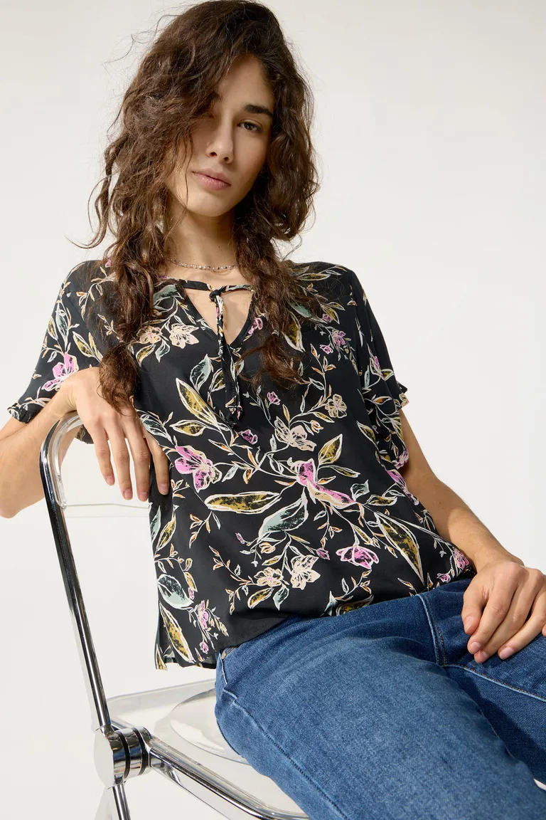 Blusa estampada con escote redondo y lazo de Cuesta Blanca en Blusas para argentina