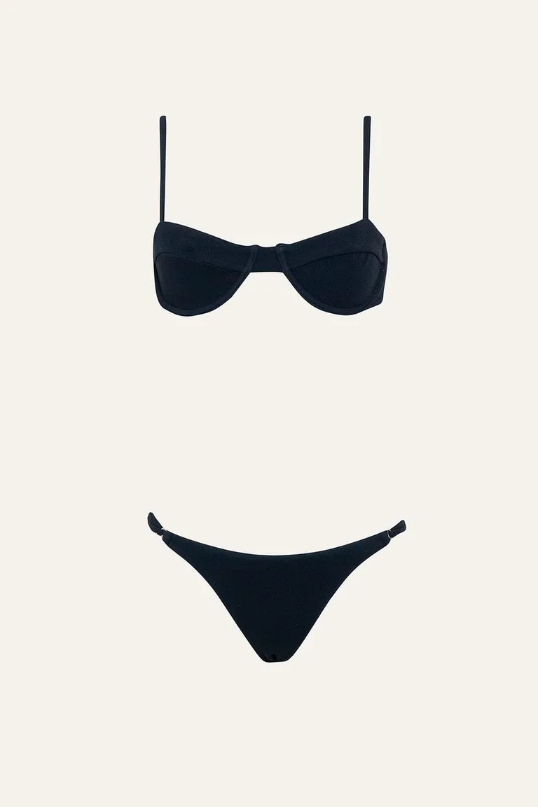 Conjunto de bikini negro con detalles metálicos, ideal para lucir en la playa de 47 Street en Swimwear y Beachwear para argentina