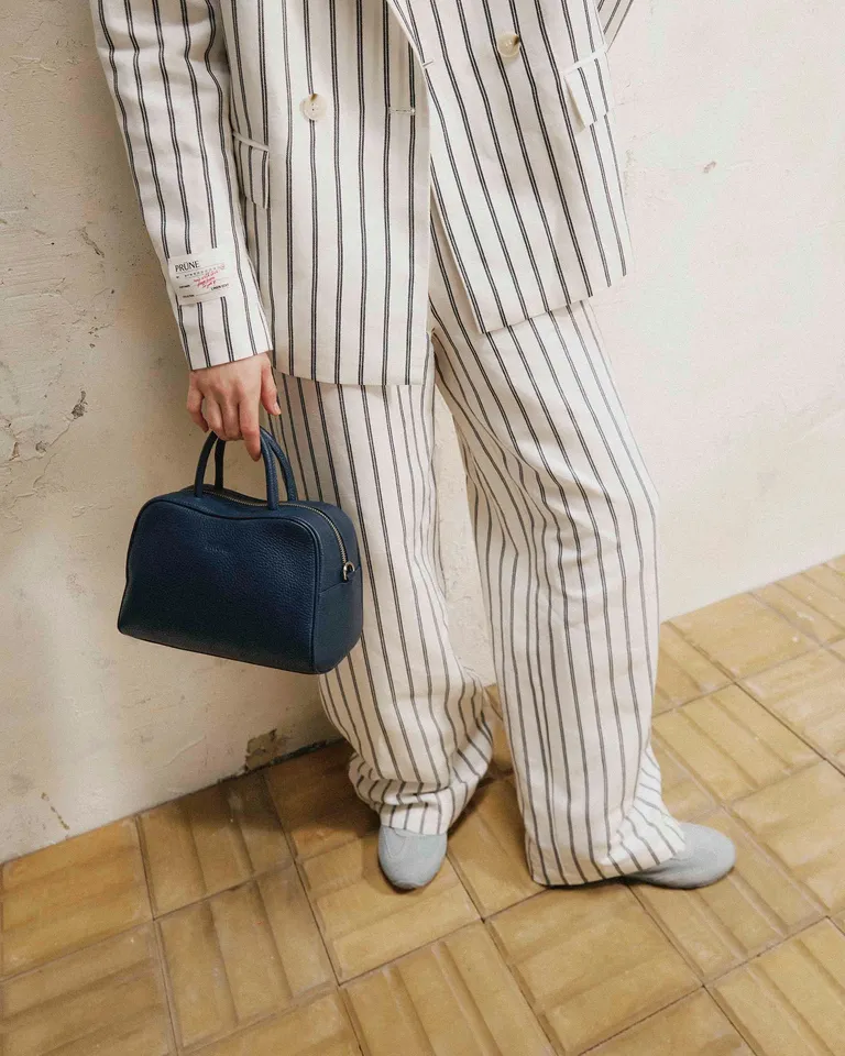 Bolso de Mano The Club en Cuero Graneado con Asa y Correa Ajustable de Prüne en Bolsos y Carteras para argentina