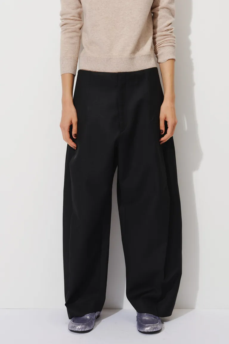 Pantalón sastrero de corte clásico con tablas, cierre frontal y sistema de ajuste regulable en cintura de Mishka en Pantalones para argentina