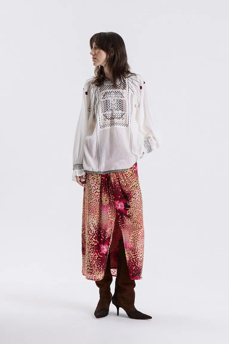 Blusa con mangas amplias, bordados artesanales en frente y puños elastizados de calce relajado de Maria Cher en Blusas para argentina