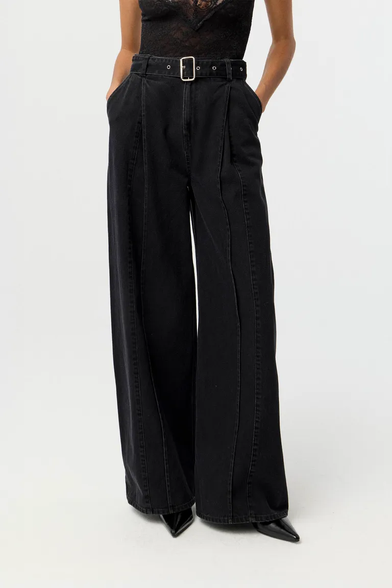 Pantalón de tiro alto con diseño palazzo, pinzas y cinturón incorporado con hebilla metálica de Markova en Pantalones para argentina