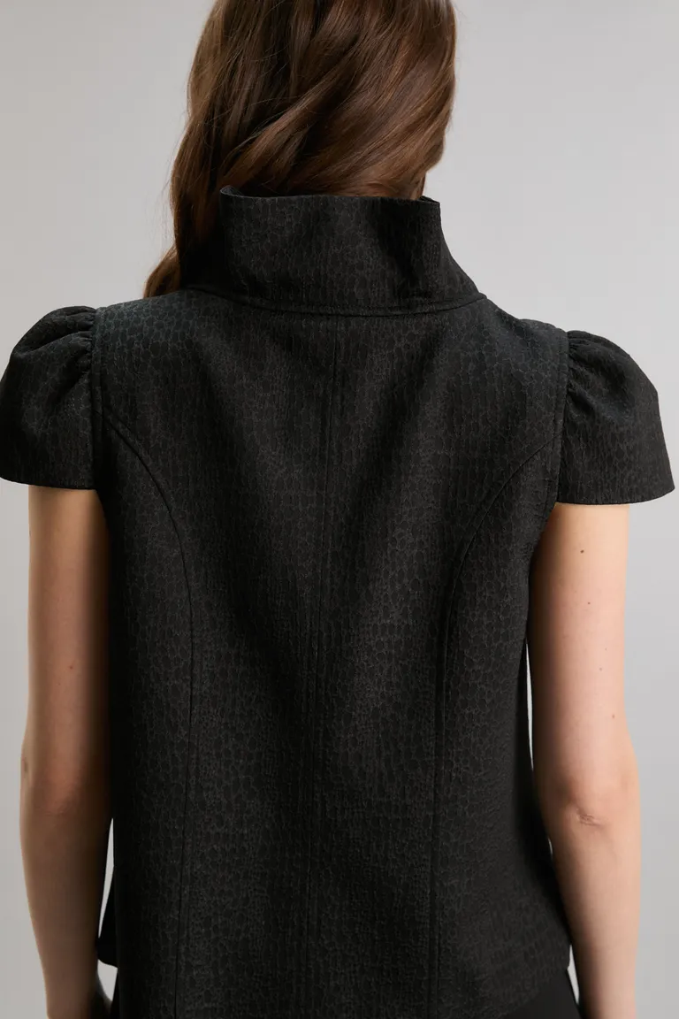 Bolero negro de corte slim con mangas cortas y cuello tipo mao de Kosiuko en Blazers para argentina