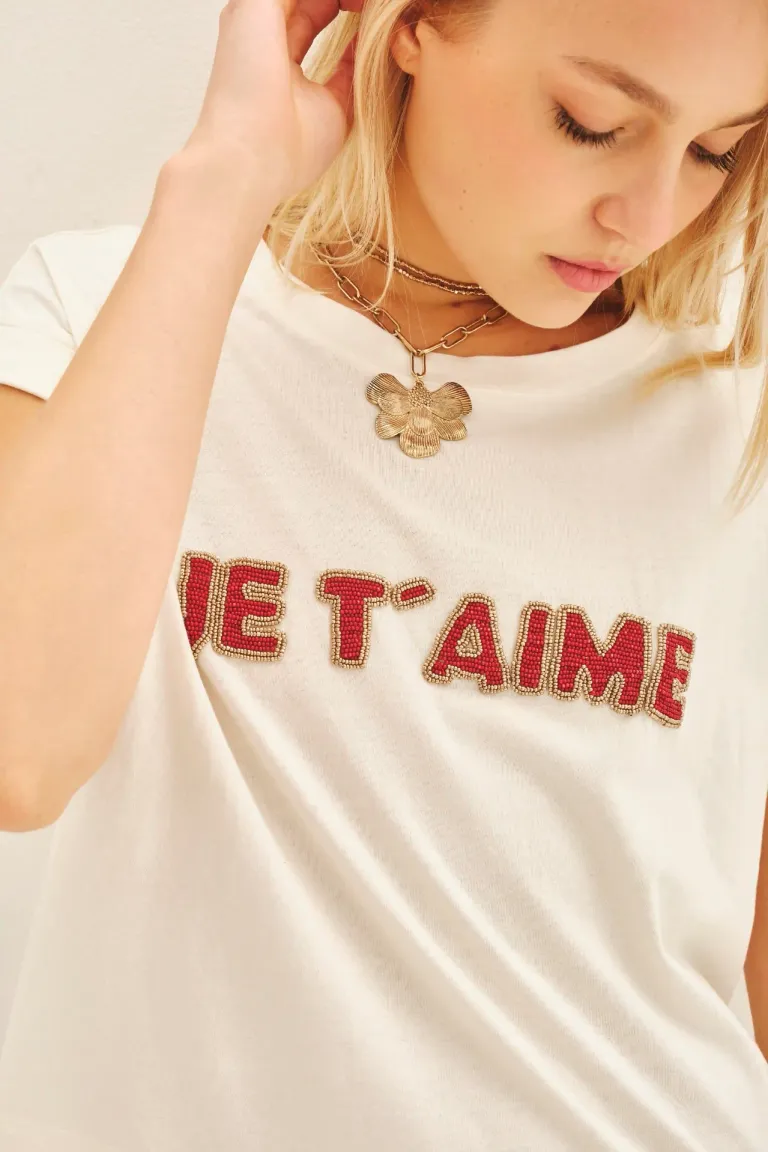 Remera blanca de calce relajado y bordado frontal en canutillos de Rapsodia en Remeras para argentina