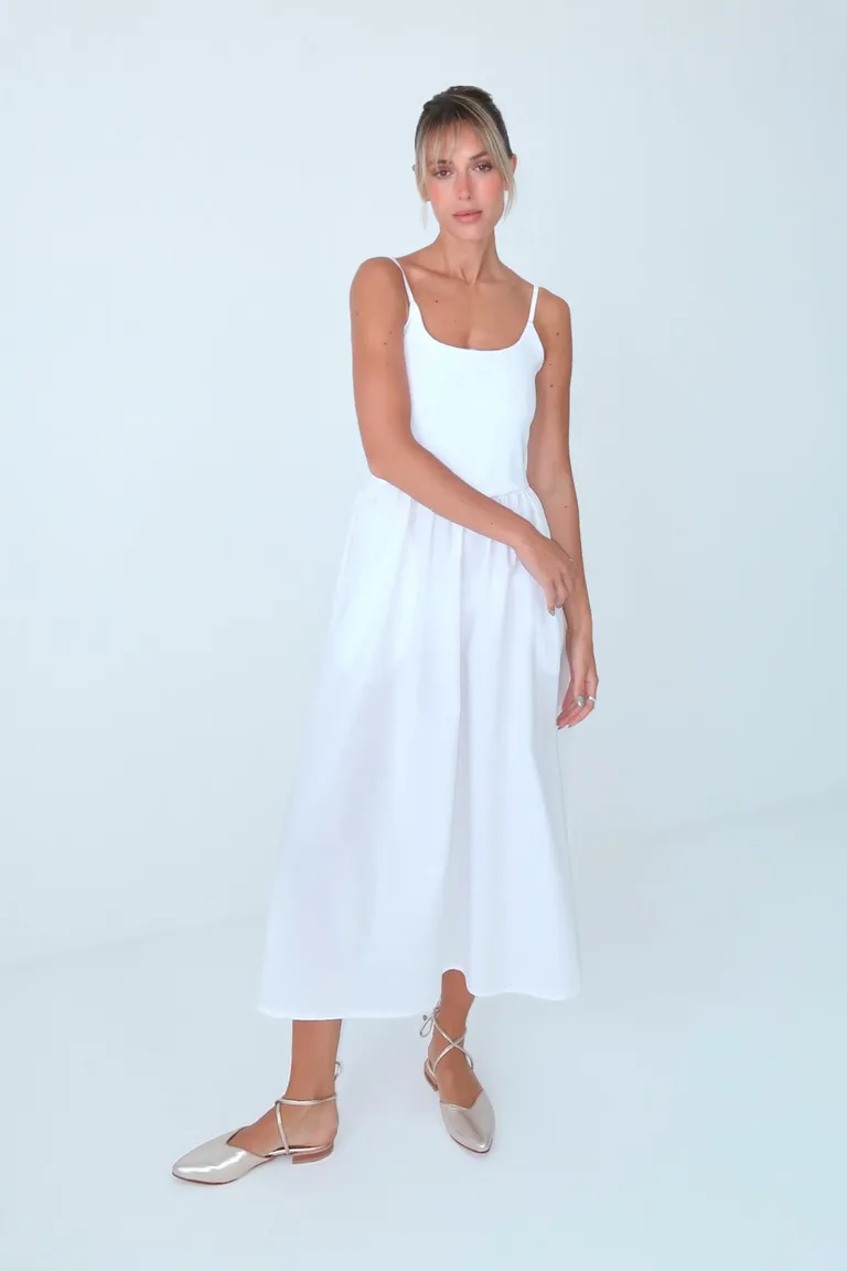 Vestido blanco de punto con detalles metálicos y diseño modular de Naíma en Vestidos para argentina