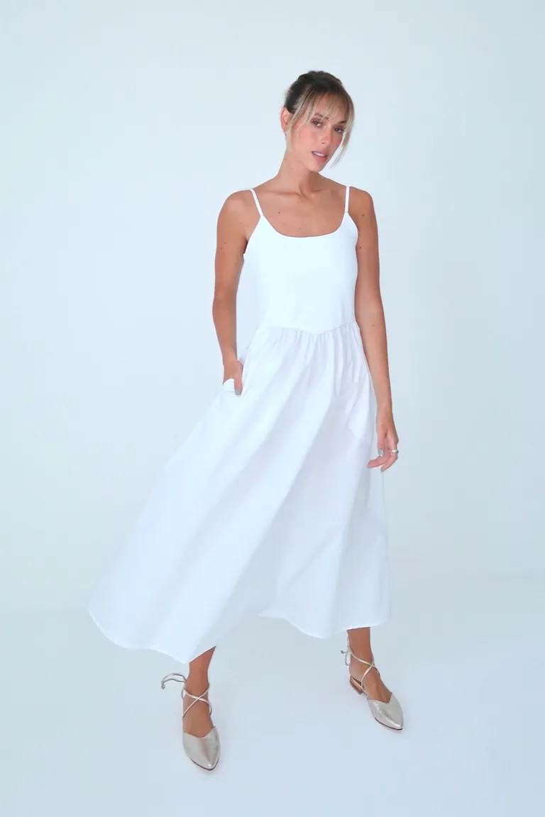 Vestido blanco de punto con detalles metálicos y diseño modular de Naíma en Vestidos para argentina