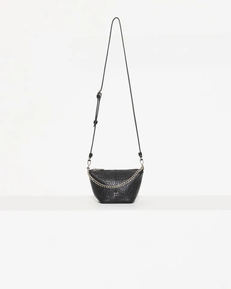 Bolsa de hombro en cuero negro con detalles metálicos y correa ajustable de Jazmin Chebar en Bolsos y Carteras para argentina