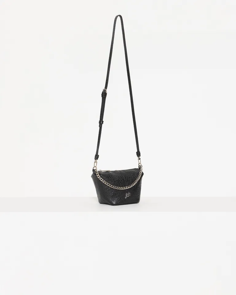 Bolsa de hombro en cuero negro con detalles metálicos y correa ajustable de Jazmin Chebar en Bolsos y Carteras para argentina