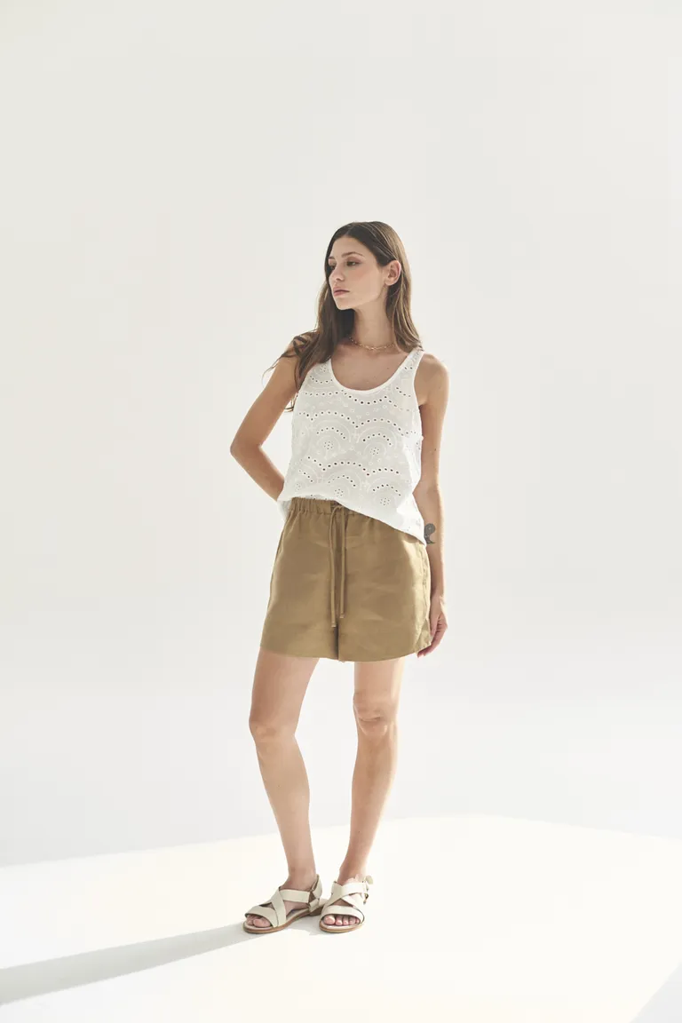 Musculosa blanca de corte recto y cuello redondo, ideal para el día a día de Akiabara en Remeras para argentina