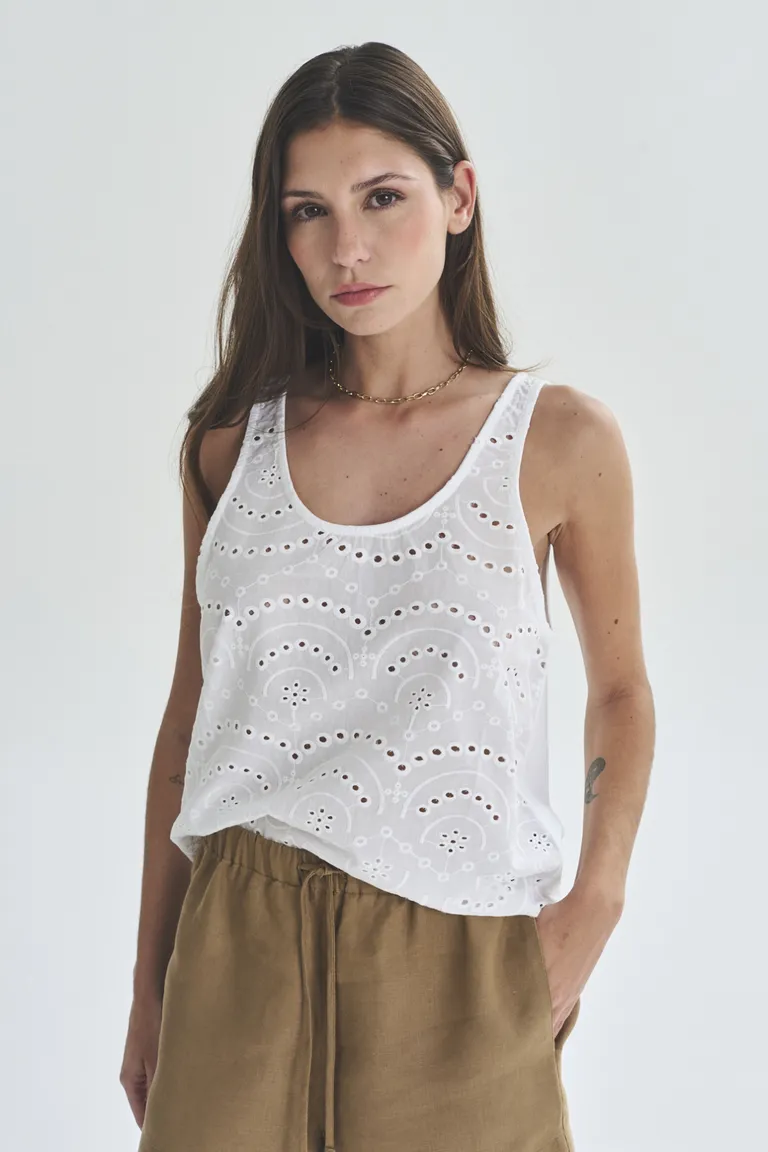 Musculosa blanca de corte recto y cuello redondo, ideal para el día a día de Akiabara en Remeras para argentina