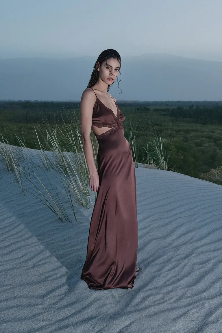 Vestido de satén marrón con escote profundo y detalles de puntilla de Sweet en Vestidos para argentina