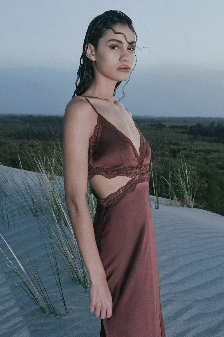 Vestido de satén marrón con escote profundo y detalles de puntilla de Sweet en Vestidos para argentina