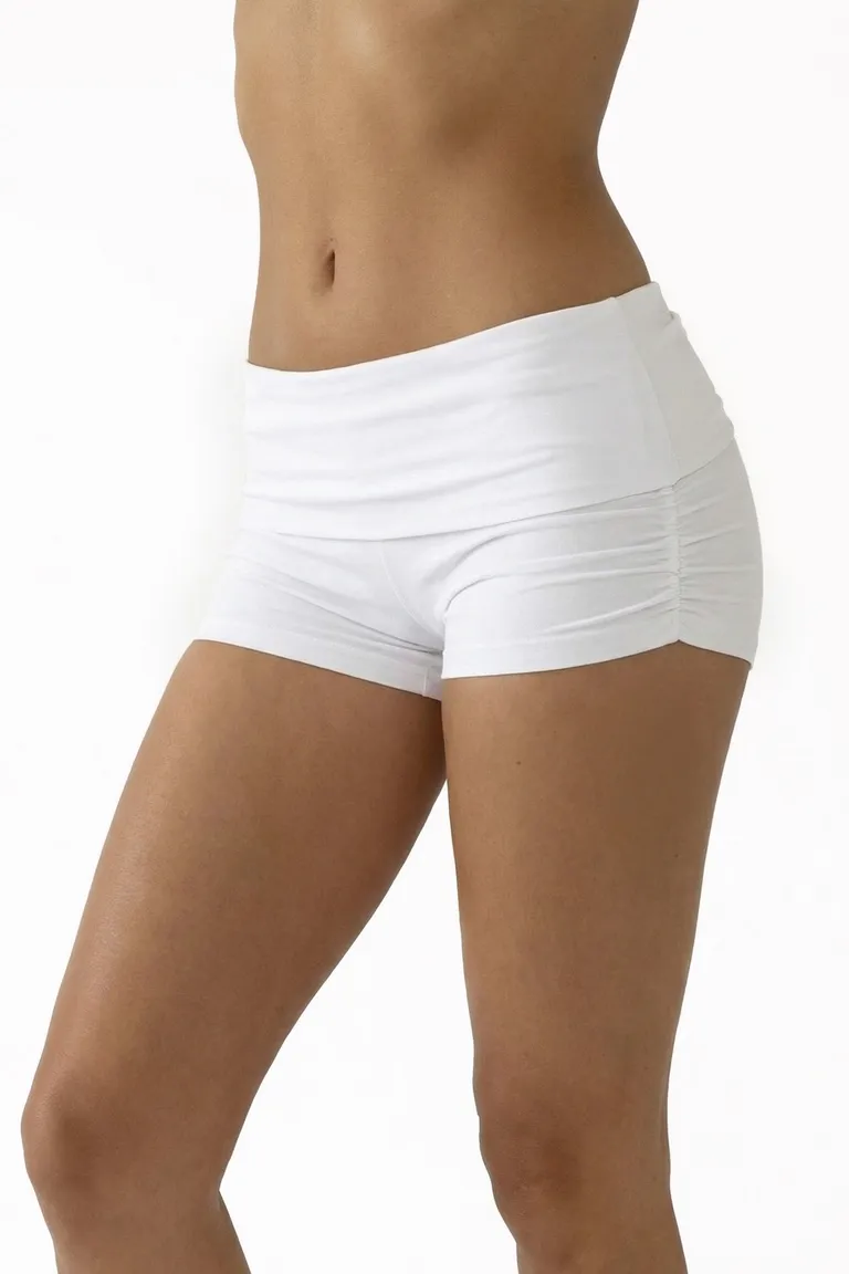 Shorts de microfibra blanca con frunces laterales - Prenda versátil y elástica de Black Mamba en Shorts para argentina