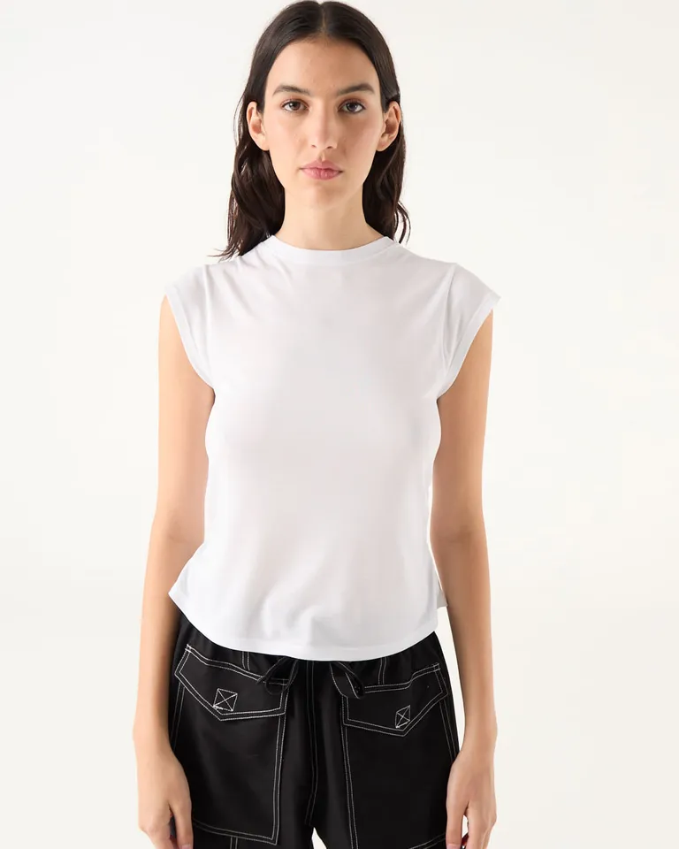 Remera de mujer con escote redondo, mangas cortas y detalles laterales fruncidos de calce regular de Furzai en Remeras para argentina