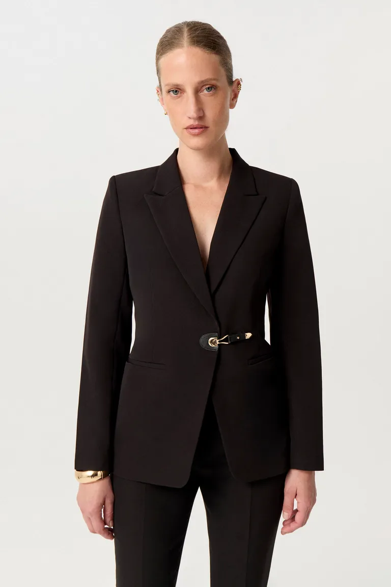 Blazer largo de sastrería elastizada de silueta entallada y manga larga con detalles metálicos en color negro de Markova en Blazers para argentina