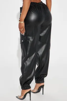 Jogger cargo cuero valencia de Fashion Nova en Pantalones para argentina