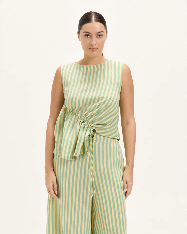 Top sin mangas con diseño plisado y volado asimétrico de Blue Sheep en Tops para argentina