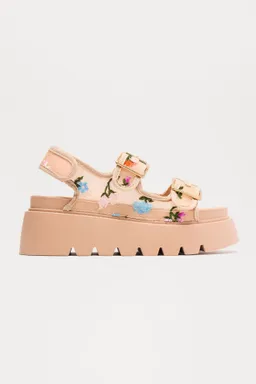 Sandalias plataforma flores primavera nude de Fashion Nova en Sandalias para argentina
