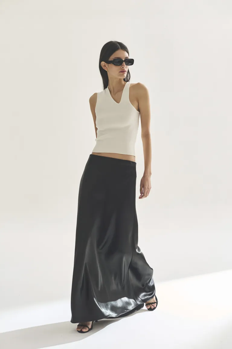 Elegante falda larga negra con diseño fluido y versátil de Akiabara en Faldas para argentina