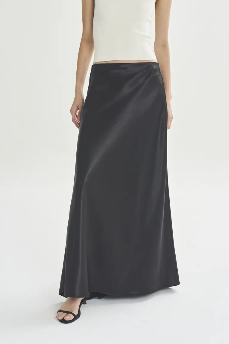 Elegante falda larga negra con diseño fluido y versátil de Akiabara en Faldas para argentina