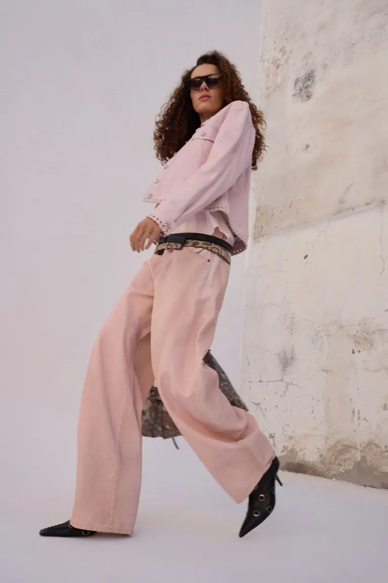 Pantalones holgados con corte medio-bajo y piernas ligeramente curvadas en rosa de Maria Cher en Pantalones para argentina
