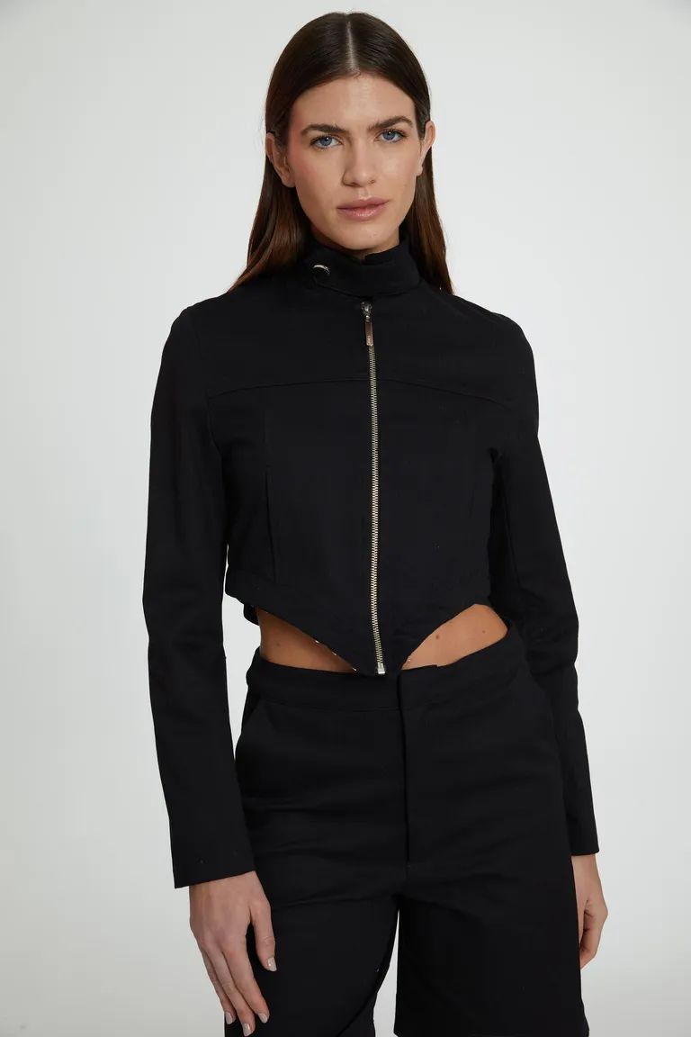 Chaqueta negra de gabardina con cuello alto y cierre metálico de diseño exclusivo de Naíma en Chaquetas para argentina