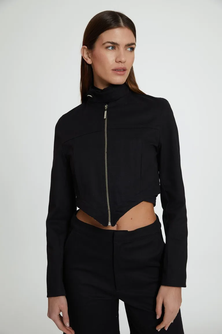 Chaqueta negra de gabardina con cuello alto y cierre metálico de diseño exclusivo de Naíma en Chaquetas para argentina