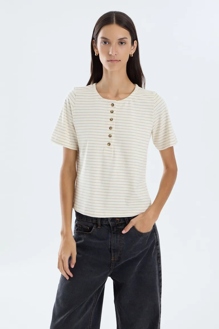 Remera de calce regular con mangas al codo y detalles de botones en cartera frontal de Portsaid en Remeras para argentina