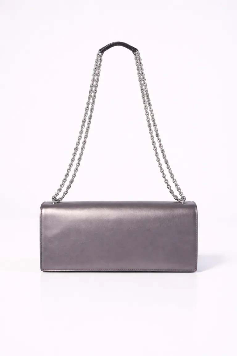 Cartera rectangular estructurada con correa de cadena y aplique metálico central con logo de Maria Cher en Bolsos y Carteras para argentina