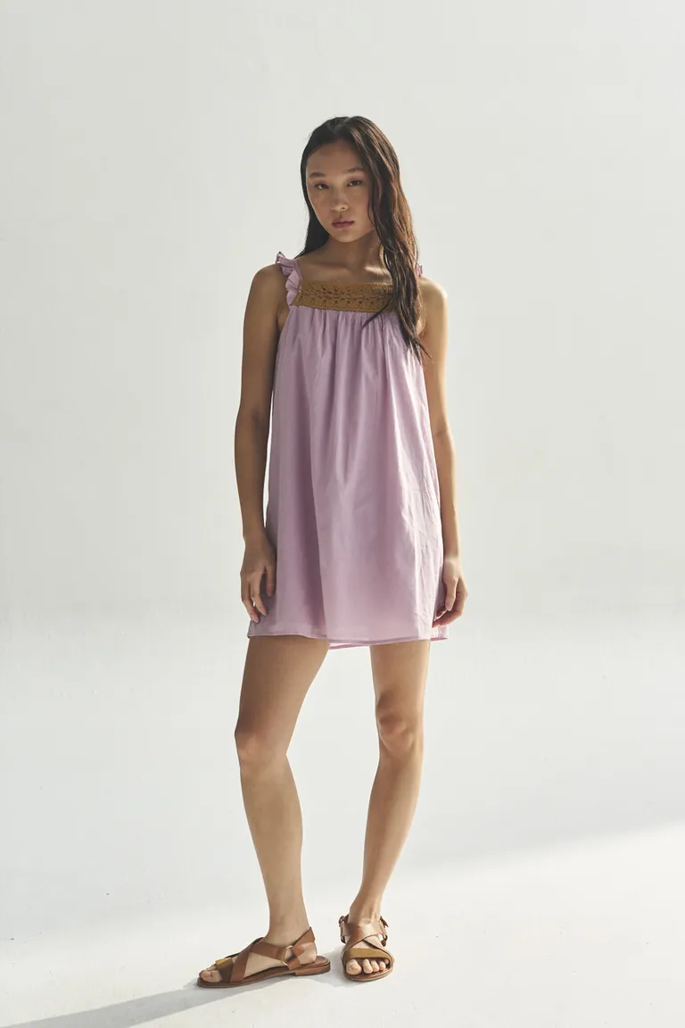 Vestido corto en color rosa con diseño minimalista y elegante de Akiabara en Vestidos para argentina