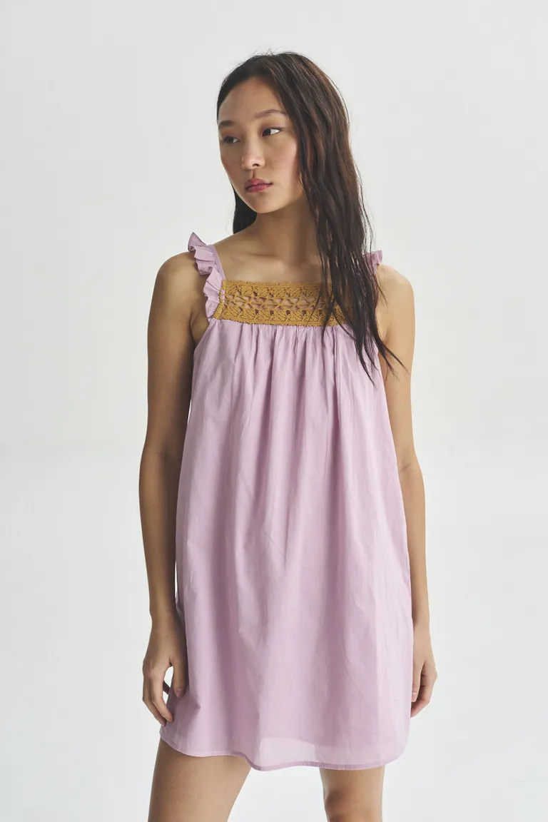 Vestido corto en color rosa con diseño minimalista y elegante de Akiabara en Vestidos para argentina