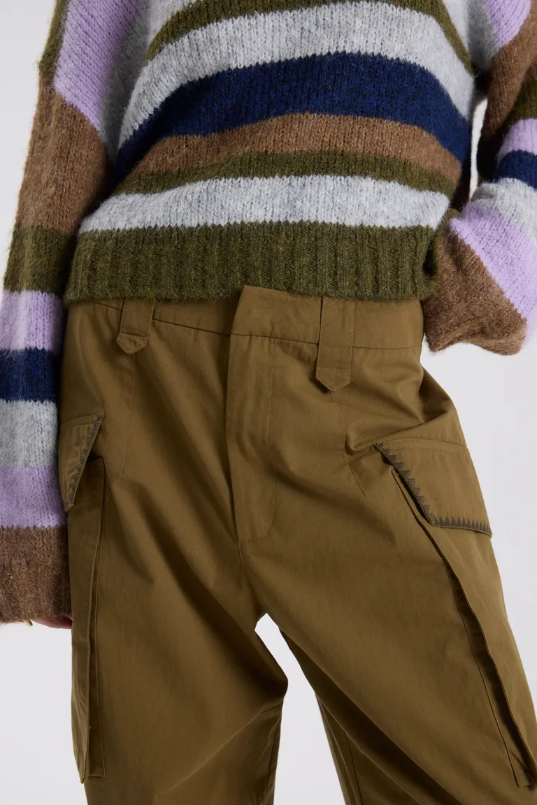 Pantalón cargo de tiro medio con bolsillos laterales y cierre oculto de Maria Cher en Pantalones para argentina