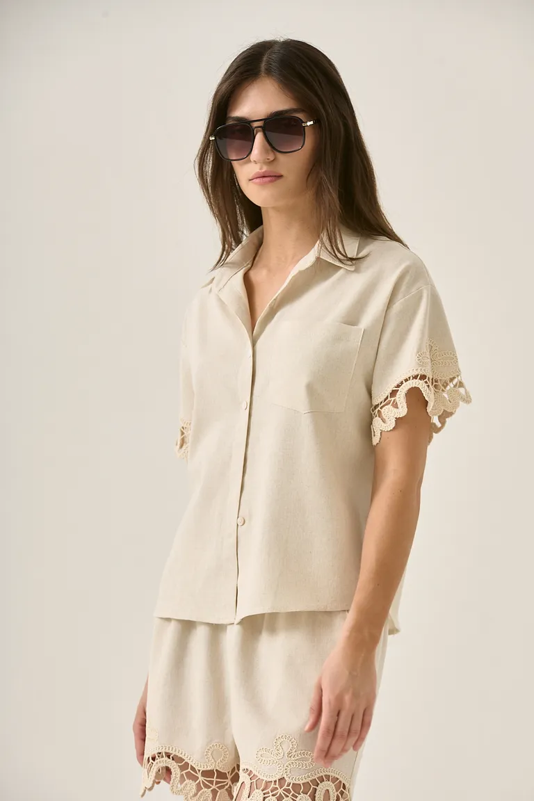 Camisa corta de lino natural con detalles calados artesanales de Sweet en Camisas para argentina